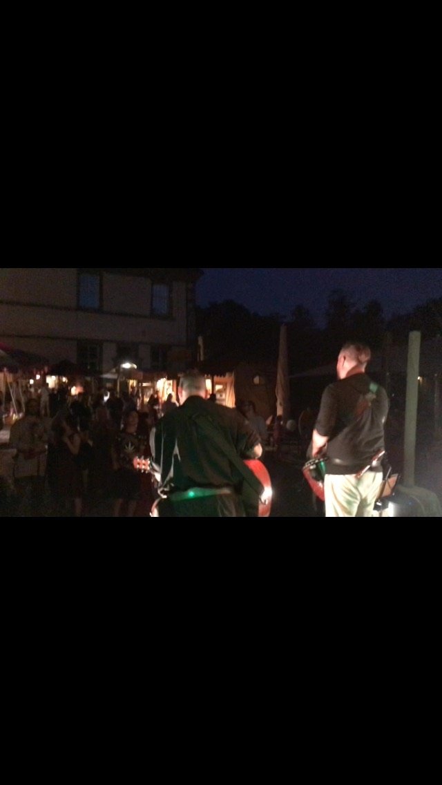 Die Hutprobe spielt am Abend vor Publikum auf einer Außenbühne